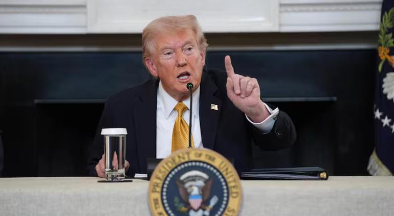 Aumenta TaxTrump 10% a Canadá por manipular video de Ronald Reagan