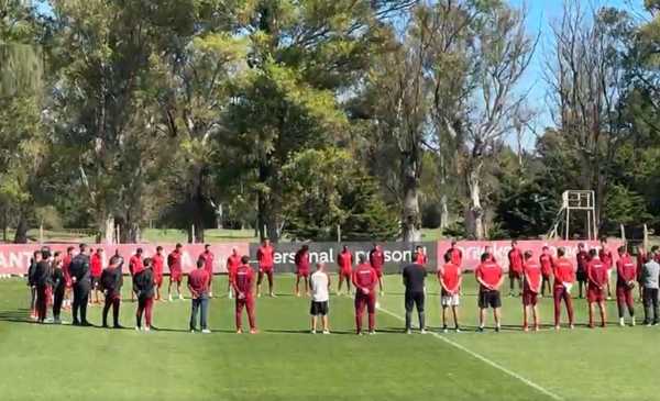VIDEO.- Minuto de silencio en el entrenamiento de Estudiantes en homenaje a Miguel Russo
