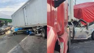 Mueren tres personas en terrible accidente con tráiler; un auto quedó bajo la caja del tractocamión