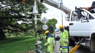 Avanza la instalación de los postes para la iluminación de la recta Cali