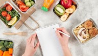 Cuida tu salud: consume alimentos en porciones adecuadas 