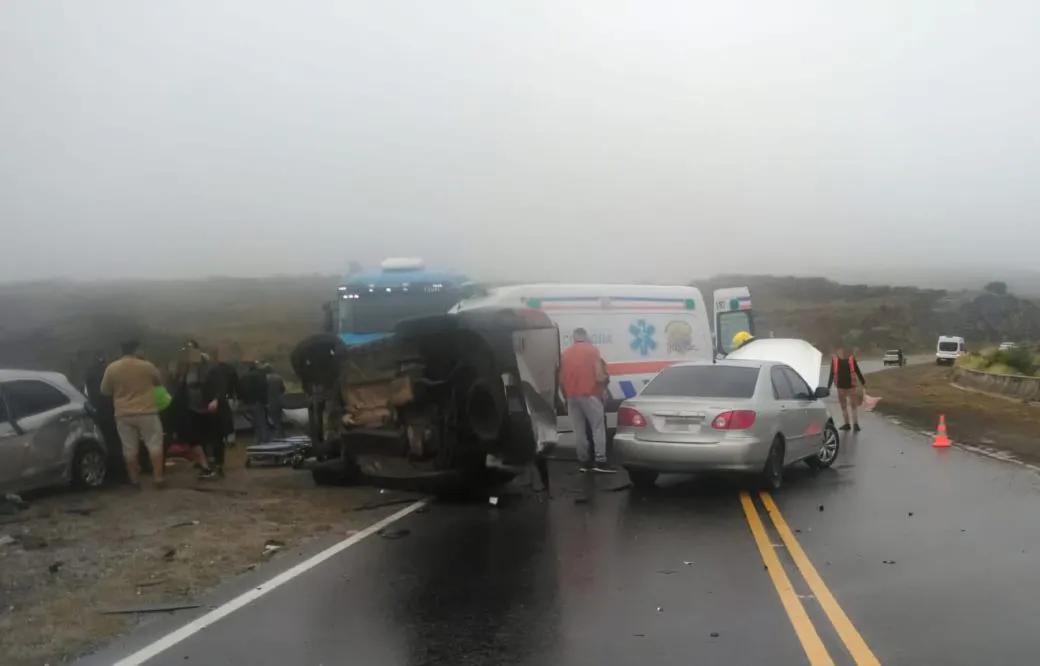 Altas Cumbres: una mujer herida tras un triple choque de vehículos en medio de una densa neblina
