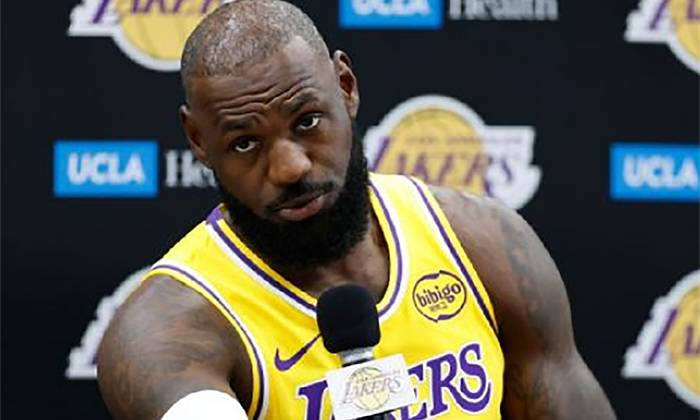 Ponen a LeBron James en lista de lesionados por dolor en la ciática