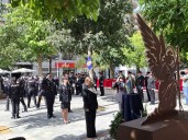 El Ayuntamiento instala un monolito en la Plaza de la Constitución en honor a la Policía Nacional
