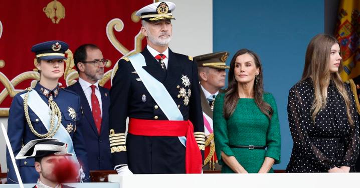 Los Reyes presiden el desfile por el 12 de octubre, con pitos a Sánchez y el plante de Abascal