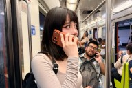 'No me quedó más dinero'; presume su nuevo iPhone a bordo del transporte público