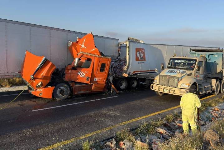 Revisaba su camión y tráiler lo embiste, terminando con su vida, en la carretera Saltillo