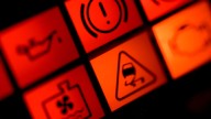 ¿Qué significa el testigo del triángulo rojo en el tablero de instrumentos de un carro y por qué no hay que ignorarlo?