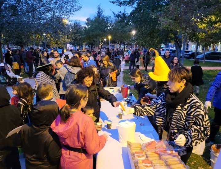 Halloween en la Fuenfresca se vive con colaboración vecinal y comercio de proximidad