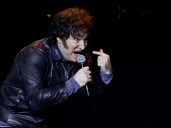 En modo rockstar Milei cantó hits y, como Presidente, afirmó: "Estamos a mitad de camino, no aflojen"