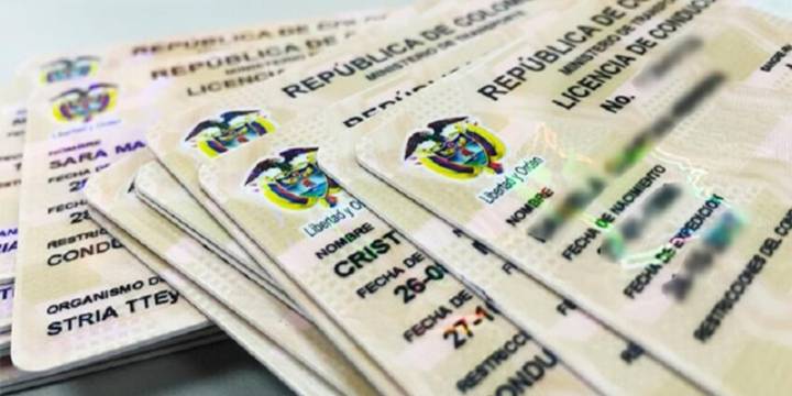 Sacar la licencia en Colombia ya no será tan fácil: exámenes más duros, nuevas reglas y cero chance de “palanca”