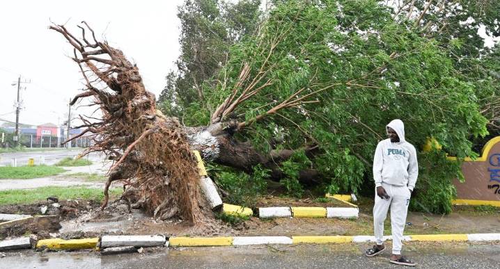 Huracán Melissa provoca daños en hospitales, viviendas y deja carreteras inundadas en Jamaica | Kingston