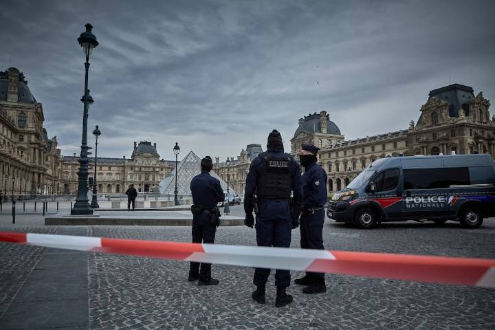 Museo Louvre reabre sus puertas tres días después de robo de joyas avaluadas en 88 millones de euros