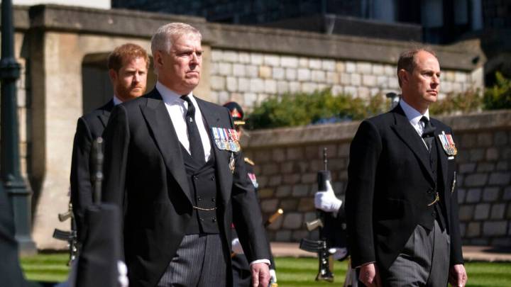 Príncipe Andrés fue despojado de su título, honores y su mansión real por vínculos con Jeffrey Epstein