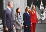 La Reina Letizia y sus hijas lo apuestan todo al traje sastre en las audiencias en el Reconquista