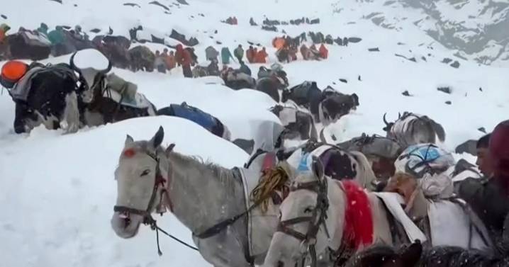 Snowstorm traps hundreds of hikers on Mount Everest