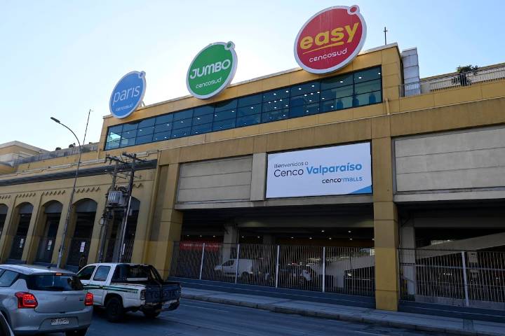 Sindicatos de Cencosud denuncian cerca de mil despidos “por necesidades de la compañía” en Jumbo, Paris, Easy y Santa Isabel esta semana