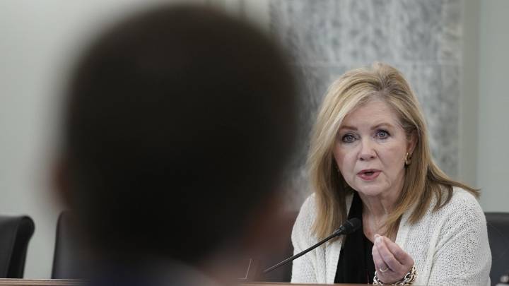 La senadora republicana Marsha Blackburn dice que planea demandar a funcionarios del DOJ de Biden y al FBI por invasión de la privacidad telefónica