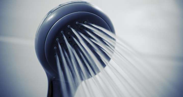 Una dermatóloga dicta sentencia y revela la temperatura exacta del agua de la ducha: "La misma que la de la piel"