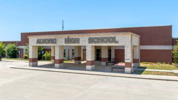 Maestra alimentó a una serpiente con un gatito vivo, lo hizo en pleno salón de clases