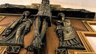 Arrestado en España por escupir a la imagen de Cristo en un acto impactante que desata la controversia
