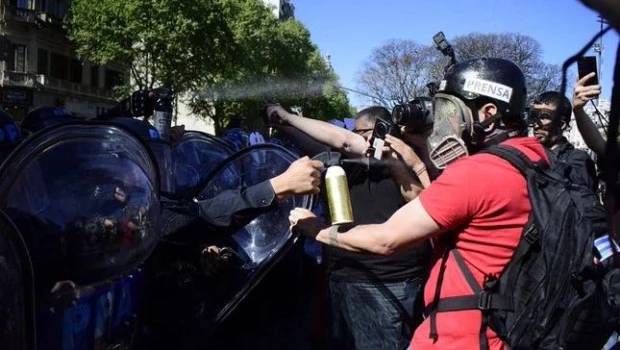 Incidentes en la marcha de jubilados: la policía aplicó el protocolo antipiquete y hubo enfrentamientos con gases