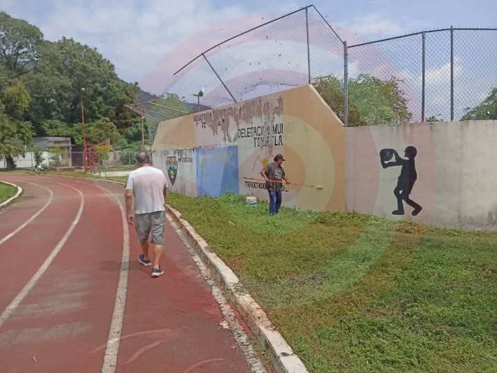 Realizan trabajos de mantenimiento y pintura en espacios públicos de Tehuetlán