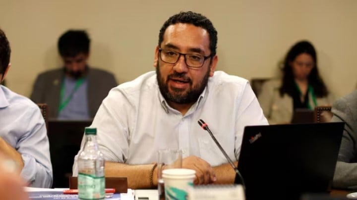 Cataldo critica proyecto para instalar detectores de metales en colegios