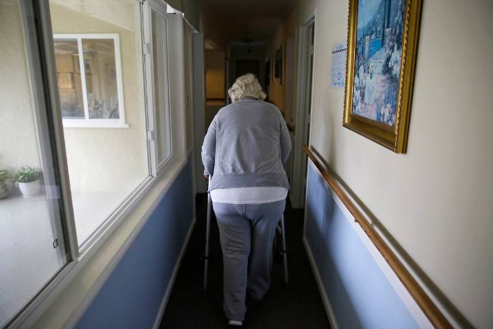 California protege con nueva ley a personas mayores de la falta de vivienda
