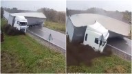 Momento en que tráiler perdió el control y aplastó camioneta 🎦