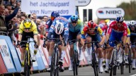 Vehículo que circulaba en contravía causó pánico entre los ciclistas y obligó a que se cancelara la tercera jornada del Tour de Holanda