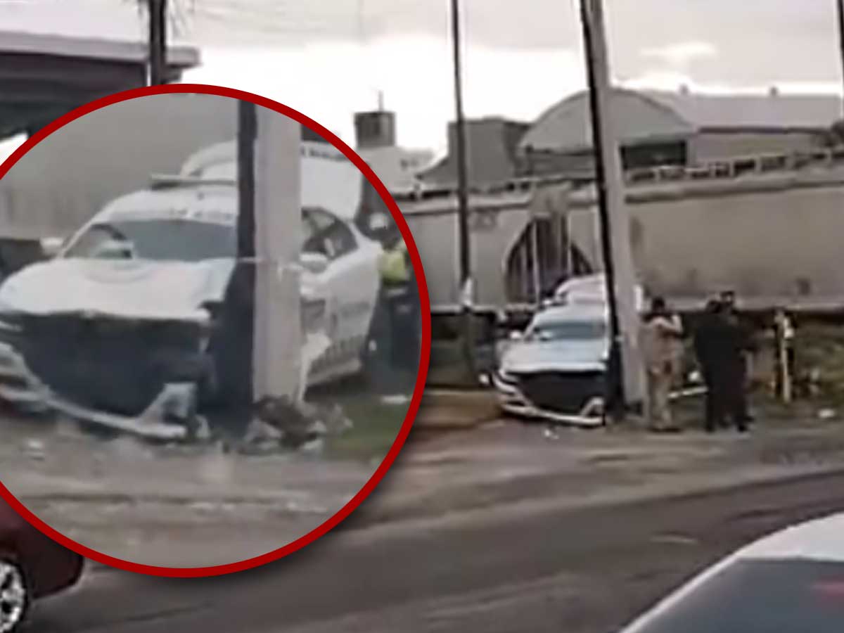 Policías retan al tren en Puebla y terminan arrastrado varios metros