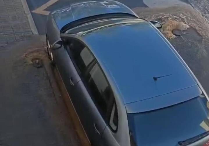 El agua brota de las alcantarillas tras un reventón en el barrio Blanco de Salamanca