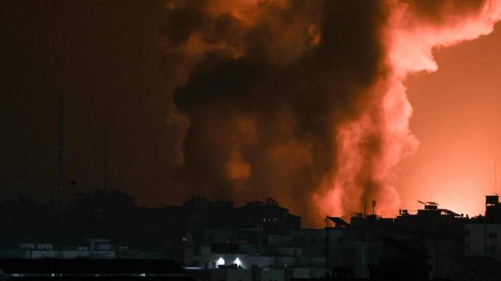 Israeli strikes in Gaza kill 16 as world awaits Hamas' response to peace plan