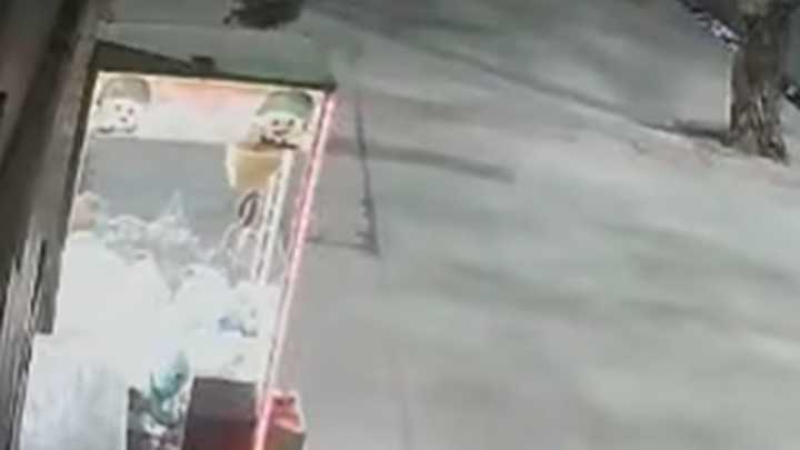 Un sujeto robó peluches de una máquina a metros de la Plaza del Aviador
