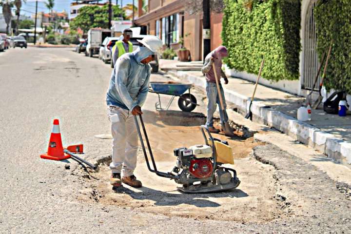 Rehabilitan calle Paseo de los Marinos, en la colonia El Chamizal, en el municipio de Los Cabos