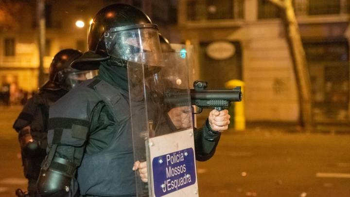 La justicia frena la amnistía al mosso que disparó foam "sin justificación" durante las protestas del 'procés'