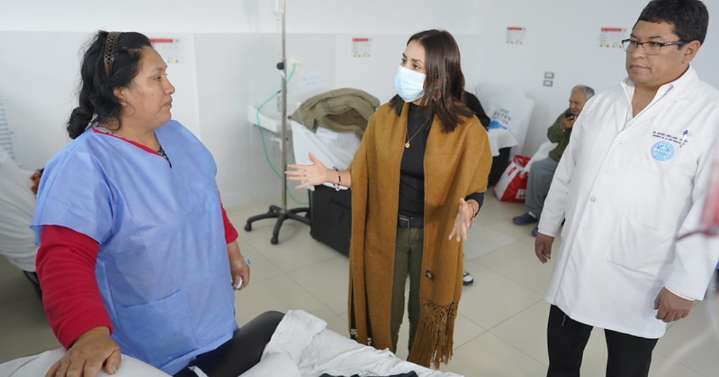 Ministra Lesly Shica verifica instalación de 120 camas en servicio de emergencia de Hospital Edgardo Rebagliati