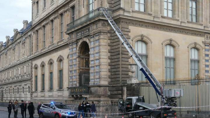 Ladrones usaron un montacargas para entrar al Louvre y robar joyas “invaluables”