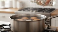 Pocos lo saben: para qué sirve agregarle vinagre al agua de cocción de los huevos