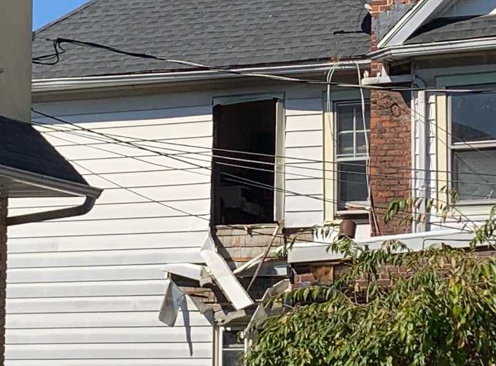 FDNY battles fire on Staten Island