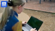 Victorian primary schools to introduce 90-minute screen time limit for students