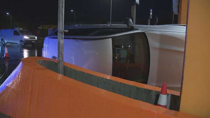 Un coche envorca na AP-9 á altura da peaxe de Sigüeiro