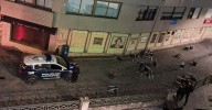 Un hombre sorprende a los vecinos arrojando sillas y mesas en plena madrugada en la Plaza de San Antonio: "Estaba muy alterado"