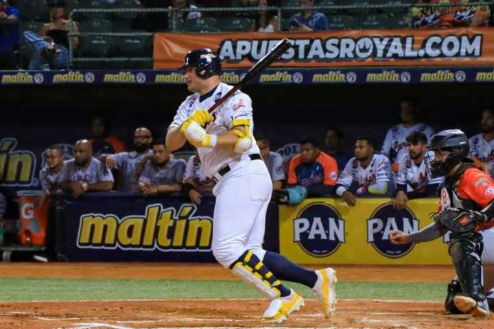 Balbino Fuenmayor deja atrás a Henry Blanco y Ronny Cedeño, y alcanza a Jesús Guzmán en impulsadas de por vida