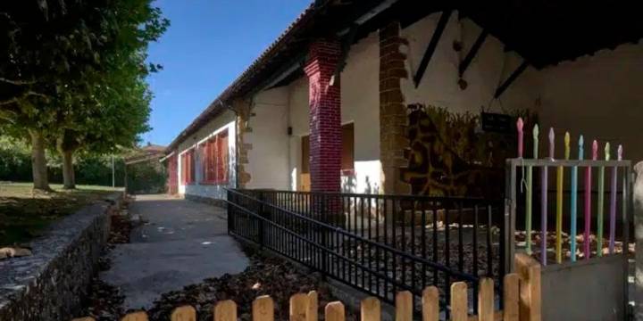 Escándalo en España por un campamento donde los líderes se duchaban con los chicos en grupos mixtos