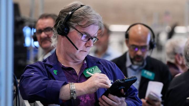 U.S. stocks rally toward more records ahead of pivotal week for Wall Street
