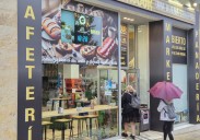 Roban dinero, atún y jamón en el local que sufrió otro asalto y los detienen al volver a por la comida que escondieron