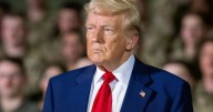Trump asegura fondos para pagar a los militares y culpa a los demócratas por el cierre del Gobierno