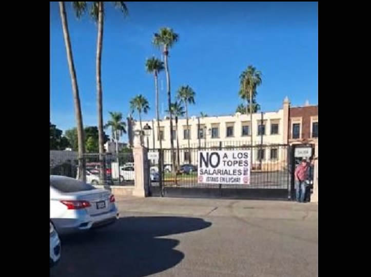 Negativa de rectora para dialogar y resolver problemas molesta a docentes y cierran acceso vehicular y las oficinas de RH